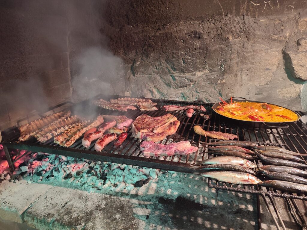 Parrilla con sardinas, churrasco y paella